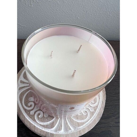 Bath And Body Works STRAWBERRY DAIQUIRI Candle BBW Home Fragrance New - Picture 3 of 4